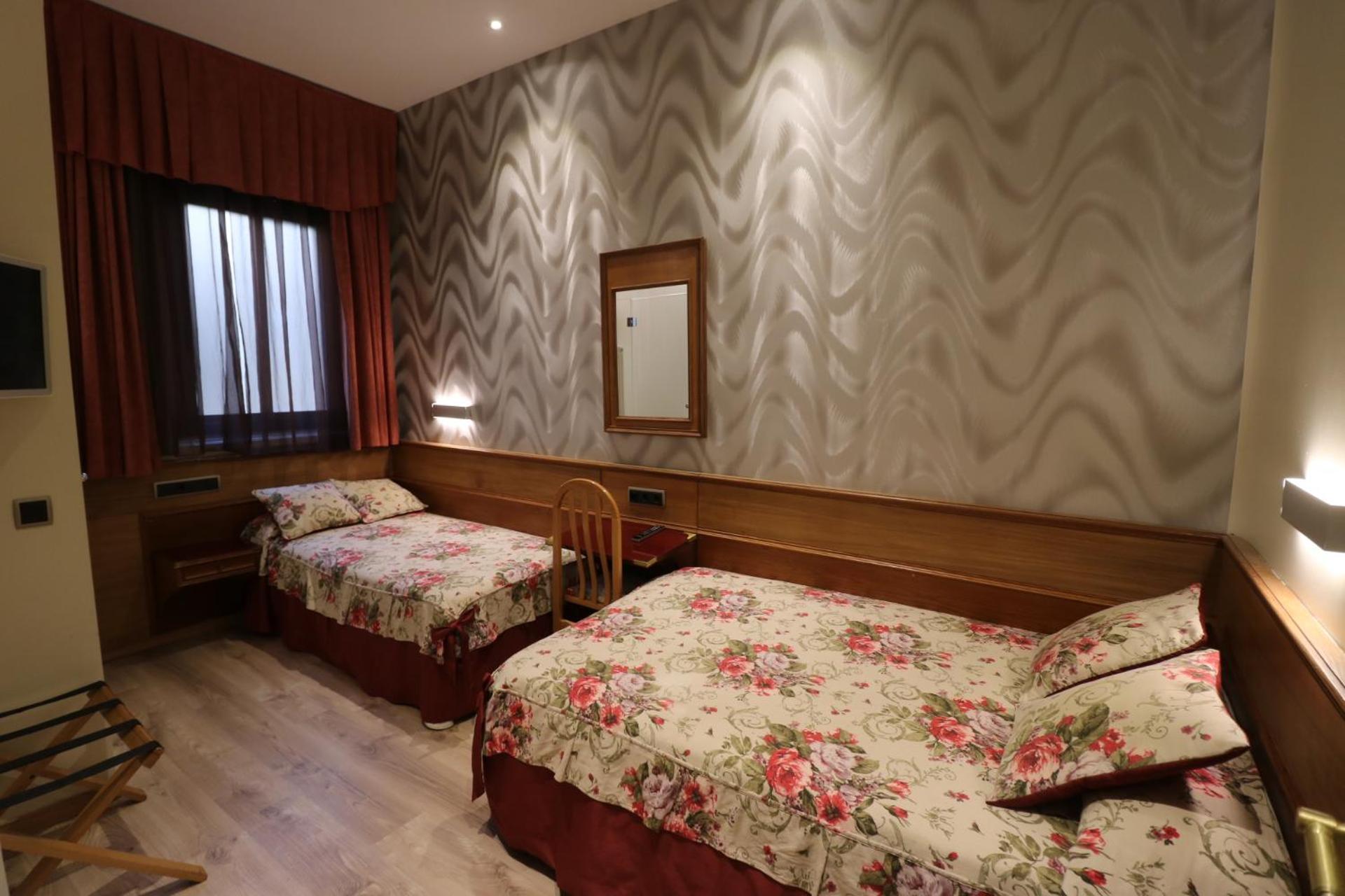 Hostal Hispano - Argentino Gran Via Madrid Exterior photo